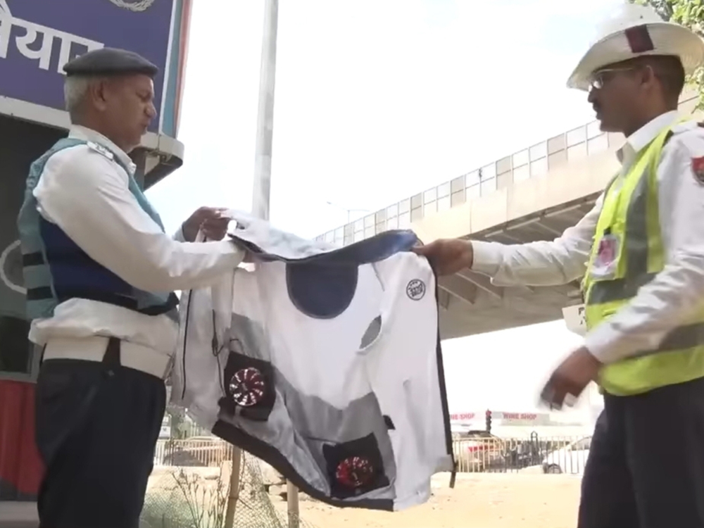 दिल्ली में बढ़ती ठंड से राहत: ट्रैफिक पुलिसकर्मियों को मास्क और गर्म कपड़े उपलब्ध