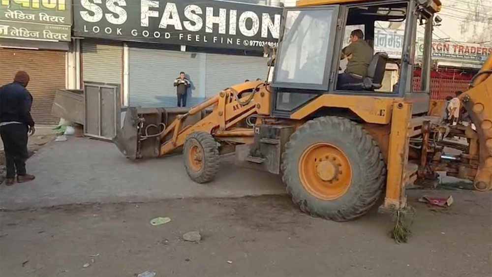 सन्डे मार्केट पर फिर चला बुलडोजर, अतिक्रमण करने वाले दुकानदारों को कड़ी चेतावनी
