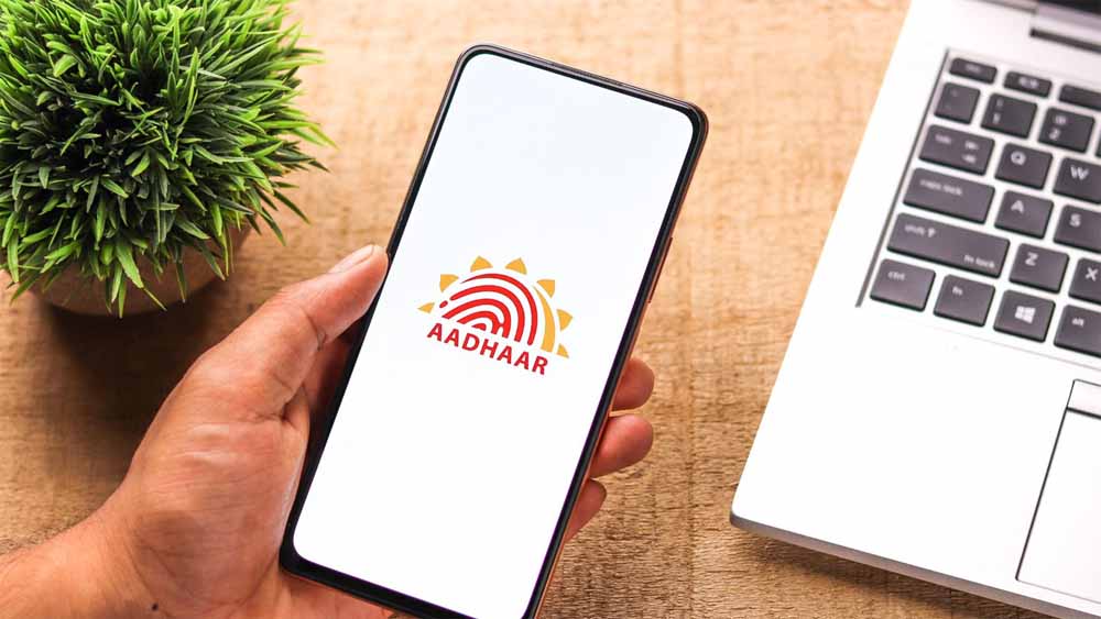 Aadhaar-मोबाइल लिंक वालों के लिए अलर्ट! साइबर ठगों की नई चाल, लाखों की ठगी का खतरा