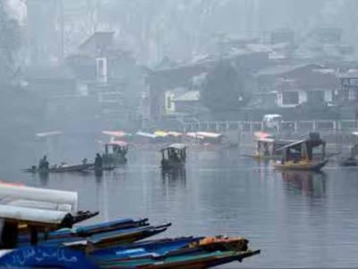 श्रीनगर में पर्यटकों की भीड़, मौसम का लुत्फ लेने पहुंच रहे लोग