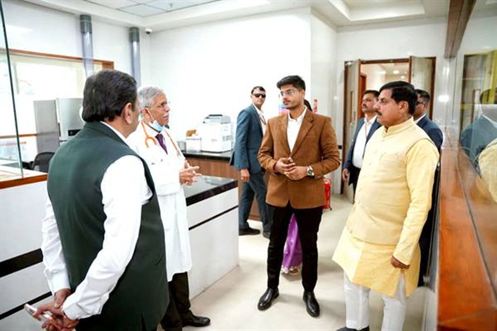 मुख्यमंत्री डॉ. यादव ने नेशनल कैंसर इंस्टीट्यूट नागपुर का किया दौरा