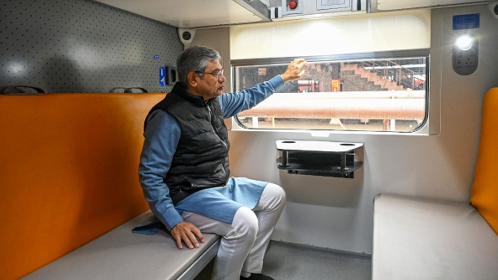 वंदे भारत स्लीपर ट्रेन के शानदार फीचर्स: लग्जरी बर्थ और ऑटोमैटिक दरवाजे, जानें किराया और रूट