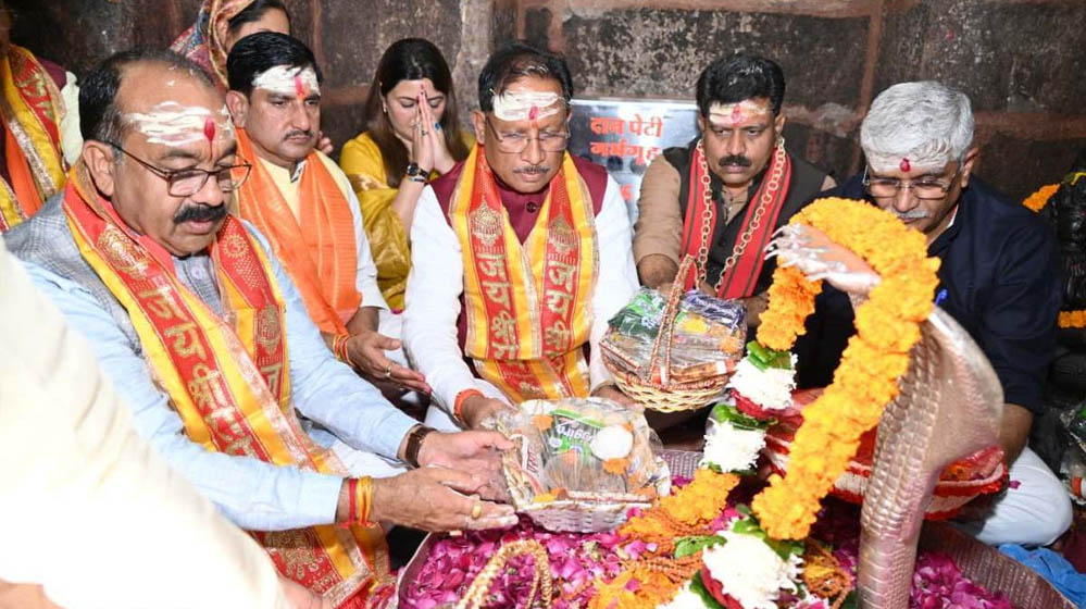 रायपुर : नववर्ष पर मुख्यमंत्री विष्णुदेव साय व केंद्रीय पर्यटन मंत्री ने भोरमदेव मंदिर में की पूजा-अर्चना