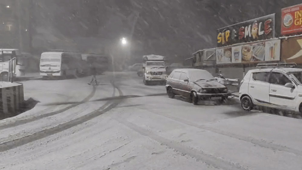 श्रीनगर से शिमला मनाली तक बर्फबारी, कश्मीर में 24 फ्लाइट्स रद्द, बर्फ से ढका कश्मीर और टूरिस्टों का उत्साह