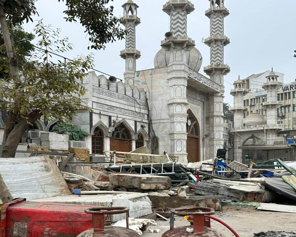 दिल्ली में मस्जिद के पास बुलडोजर कार्रवाई के बाद का मंजर, तस्वीरों में हालात