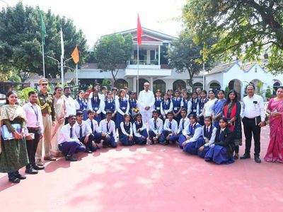 स्कूल के विद्यार्थियों ने लोकभवन का किया भ्रमण