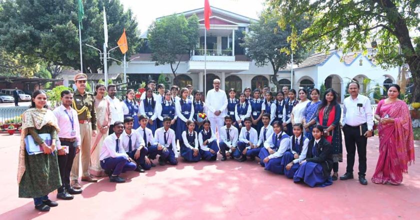 स्कूल के विद्यार्थियों ने लोकभवन का किया भ्रमण