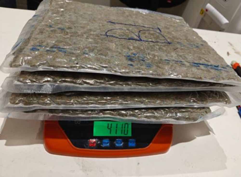 अहमदाबाद एयरपोर्ट पर बड़ा ड्रग्स रैकेट बेनकाब, 12.50 करोड़ की खेप जब्त, 4 तस्कर गिरफ्तार