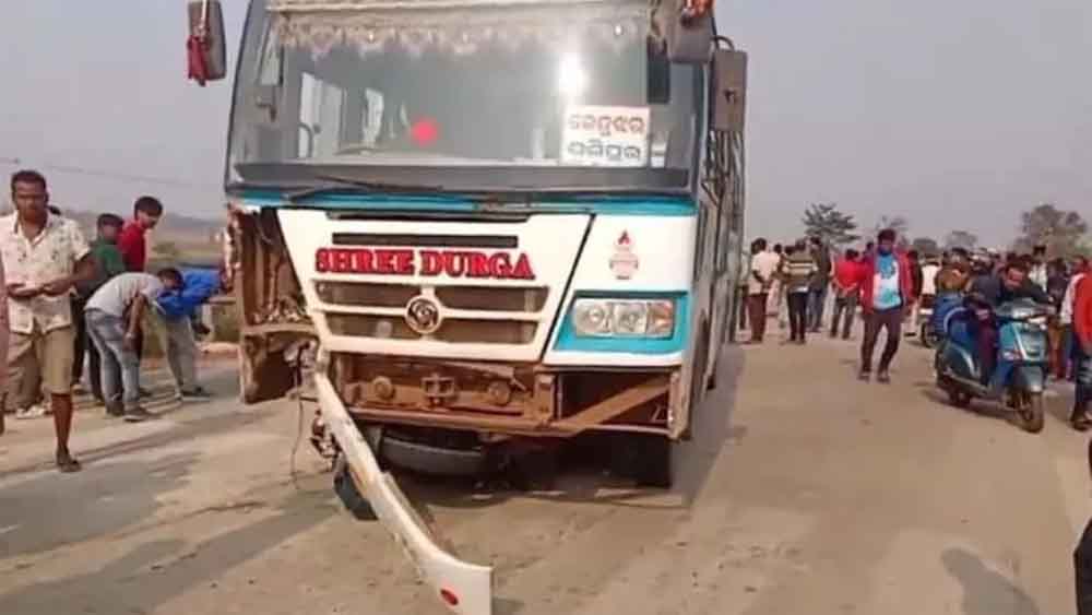 मयूरभंज में दर्दनाक सड़क हादसा: बस की टक्कर से तीन युवकों की मौके पर मौत