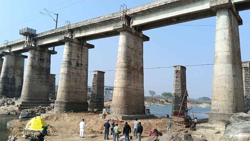 कोयल नदी रेलवे पुल में दरार से हड़कंप, 2 महीने तक कई ट्रेनें रद्द, लोहरदगा स्टेशन बंद