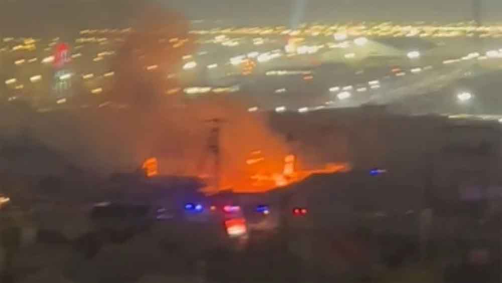 माघ मेला में भीषण आग: पूजा के दौरान आश्रम में लगी लपटें, 6 टेंट जलकर खाक, 3 दमकलकर्मी झुलसे