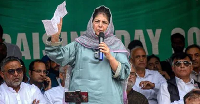 विदेशों में मस्जिदों में तस्वीरें, शेखों के लिए कालीन… मगर यहां दरगाहें सुरक्षित नहीं — मकबरे में तोड़फोड़ पर महबूबा का फूटा गुस्सा