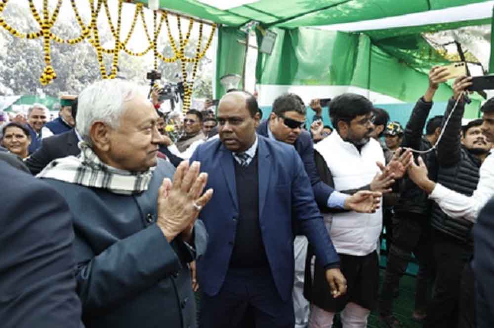 बिहार: जदयू के दही-चूड़ा भोज में शामिल हुए सीएम नीतीश, भाजपा कार्यालय में भी नेताओं की मौजूदगी