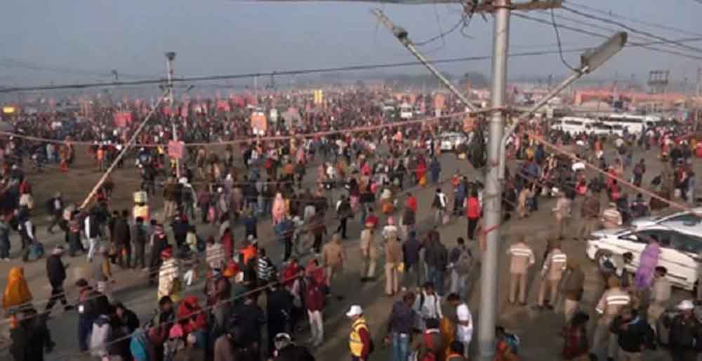 कड़ाके की ठंड को मात देकर संगम पहुंचे श्रद्धालु, माघ मेला में उमड़ी आस्था की भारी भीड़