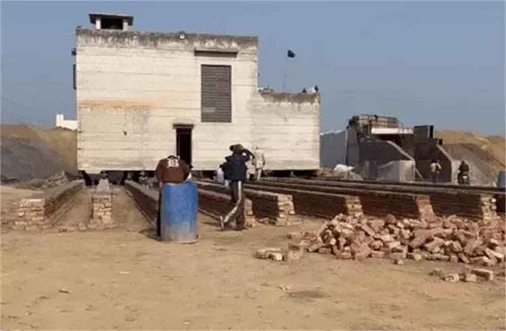 सपनों का घर हाइवे पर, किसान ने तोड़ा नहीं बल्कि खिसका दिया कोठी!