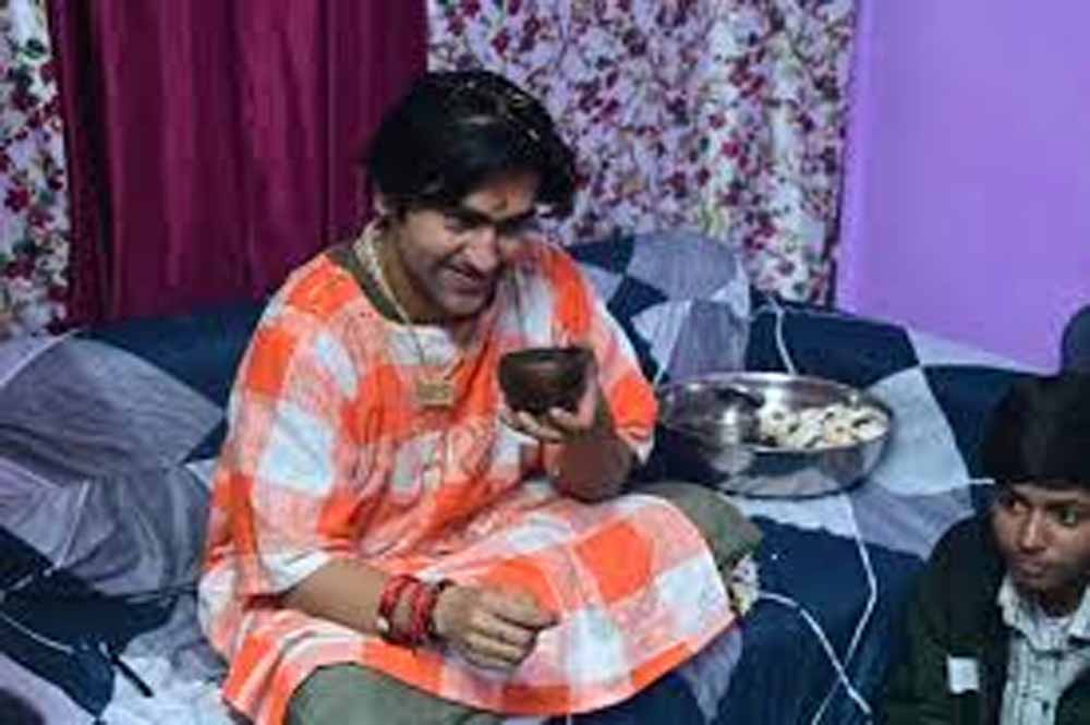 रात के अंधेरे में वचन निभाने आए आचार्य धीरेंद्र शास्त्री