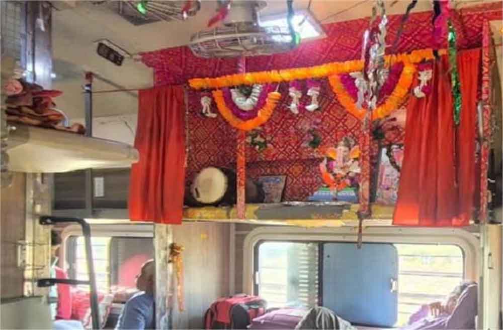 स्लीपर कोच में बने भगवान गणेश के मंदिर, बिहार से चली अनोखी आस्था ट्रेन