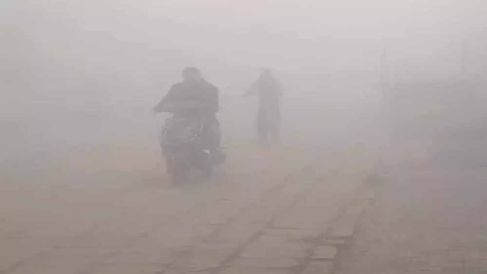 बिहार के 20 जिलों में घने कोहरे का ऑरेंज अलर्ट, सड़कों पर रफ्तार थमी; दो दिन बाद और बढ़ेगी ठंड