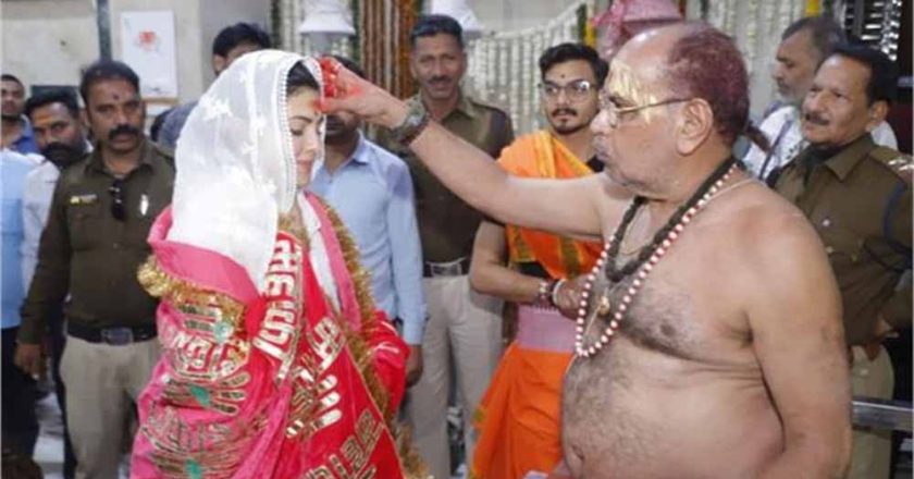 महाकाल की भक्ति में लीन जैकलिन फर्नांडीस, नंदी हॉल में बैठकर किए विशेष दर्शन