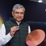 दो उंगलियों के बीच 2nm चिप: क्या अश्विनी वैष्णव की यह उपलब्धि बदल देगी भारत का तकनीकी भविष्य?