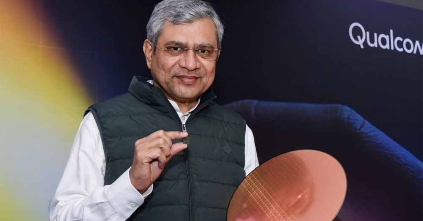 दो उंगलियों के बीच 2nm चिप: क्या अश्विनी वैष्णव की यह उपलब्धि बदल देगी भारत का तकनीकी भविष्य?