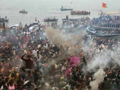 मसान होली की अनोखी परंपरा: क्यों महिलाओं को रखा जाता है इससे दूर?