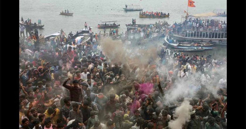 मसान होली की अनोखी परंपरा: क्यों महिलाओं को रखा जाता है इससे दूर?