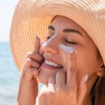 सनस्क्रीन लेने से पहले जान लें ये 3 ज़रूरी बातें, वरना नहीं मिलेगा पूरा स्किन प्रोटेक्शन
