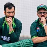कोच माइक हेसन से नाराज़गी, पाक कप्तान ने गुस्से में पटकी बोतल—बाबर आजम दिखे असहज