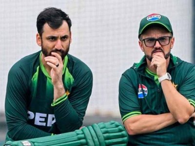 कोच माइक हेसन से नाराज़गी, पाक कप्तान ने गुस्से में पटकी बोतल—बाबर आजम दिखे असहज