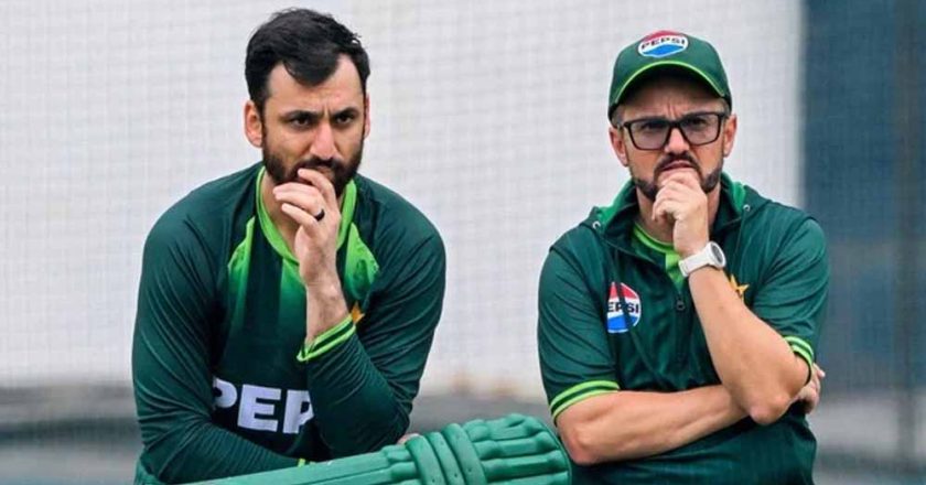 कोच माइक हेसन से नाराज़गी, पाक कप्तान ने गुस्से में पटकी बोतल—बाबर आजम दिखे असहज