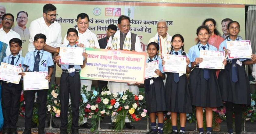 जगदलपुर के श्रमिक की बेटी डिंपल कश्यप अब संस्कार सिटी स्कूल में संवार रही अपना भविष्य