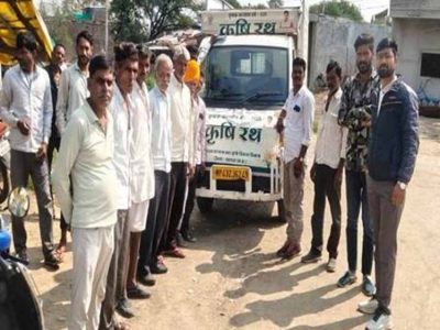 किसानों को दी जा रही आधुनिक कृषि यंत्रों की जानकारी
