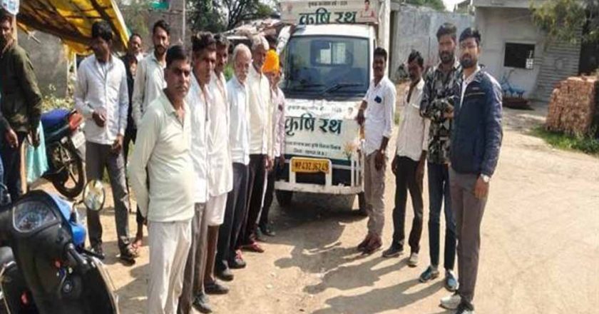 किसानों को दी जा रही आधुनिक कृषि यंत्रों की जानकारी