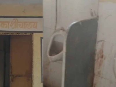 Kukshi के बालिका शौचालय में पुरुषों के यूरिनल, 3.12 लाख की लागत से बना लेकिन 6 साल से अधिकारी अनजान