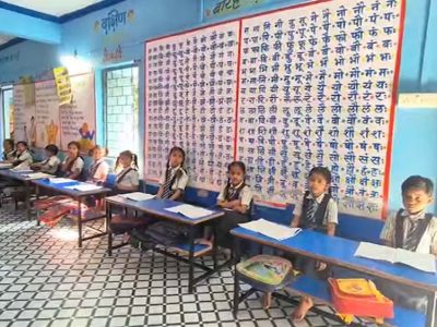 प्राइवेट को टक्कर देता रतलाम का सरकारी स्कूल: बैग बिना आते बच्चे, 40 तक के पहाड़े याद