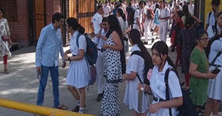 Ahmedabad के स्कूलों को बम से उड़ाने की धमकी, पुलिस अलर्ट पर, शहर में दहशत