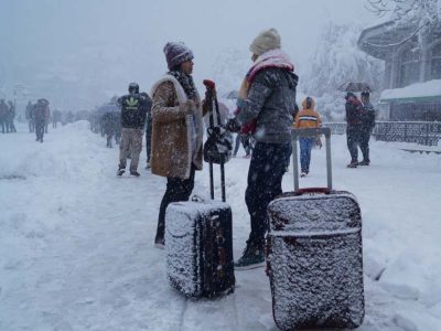 पहाड़ों में बदला मिजाज, गर्मी के बीच बारिश और बर्फबारी के संकेत