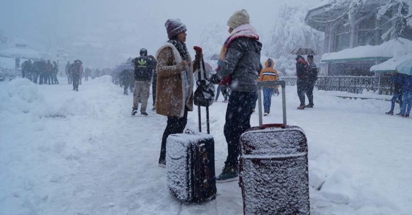 पहाड़ों में बदला मिजाज, गर्मी के बीच बारिश और बर्फबारी के संकेत