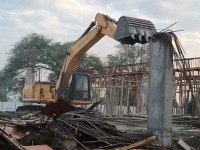 उज्जैन में शंकराचार्य मठ की 3 मंजिला बिल्डिंग पर चला बुलडोजर, सिंहस्थ 2028 से पहले अतिक्रमण हटाने की कार्रवाई