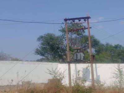 लटकते तारों और जर्जर बाउंड्री के बीच पढ़ाई को मजबूर नन्हे कदम