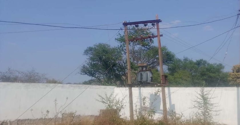 लटकते तारों और जर्जर बाउंड्री के बीच पढ़ाई को मजबूर नन्हे कदम