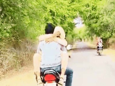 बाइक पर गर्लफ्रेंड-बॉयफ्रेंड का खतरनाक स्टंट, ट्रैफिक नियमों की उड़ी धज्जियां