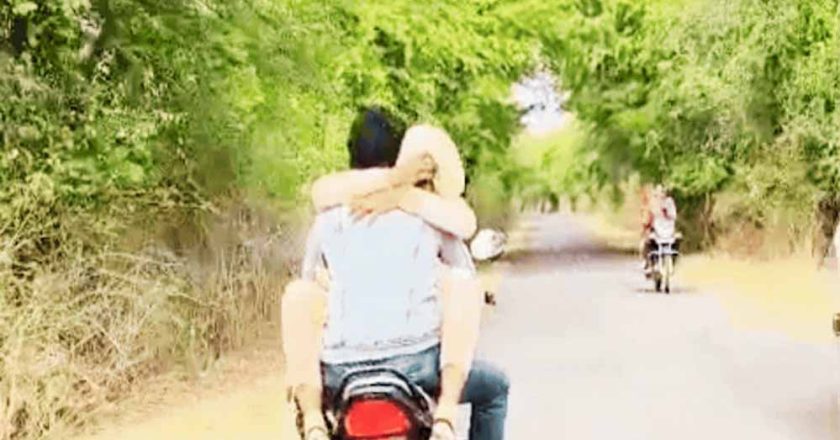 बाइक पर गर्लफ्रेंड-बॉयफ्रेंड का खतरनाक स्टंट, ट्रैफिक नियमों की उड़ी धज्जियां
