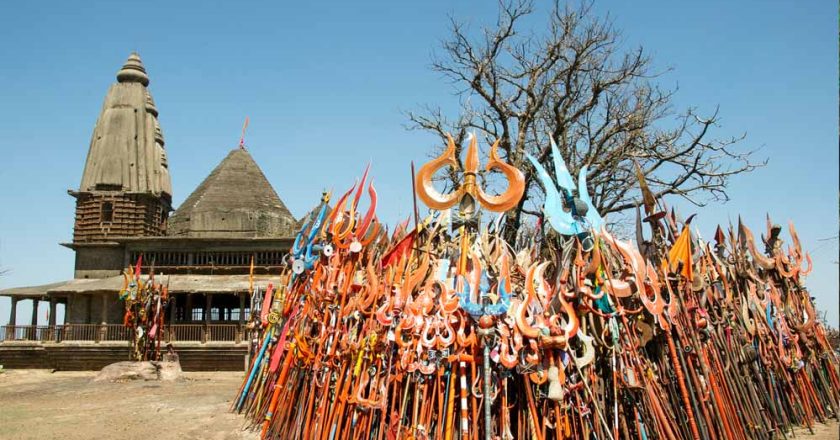 त्रिशूल लेकर चौरागढ़ महादेव के लिए निकले श्रद्धालु, सतपुड़ा की वादियों में गूंजे हर-हर महादेव के जयकारे