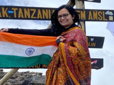 इंदौर की बेटी आंकाक्षा ने 19,000 फीट ऊंची किलिमंजारो चोटी पर चढ़ाई, साड़ी पहन लहराया तिरंगा