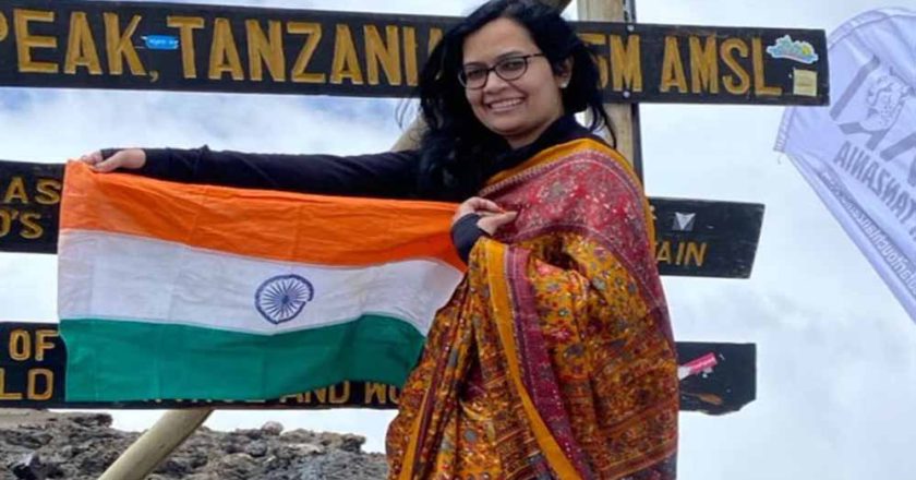 इंदौर की बेटी आंकाक्षा ने 19,000 फीट ऊंची किलिमंजारो चोटी पर चढ़ाई, साड़ी पहन लहराया तिरंगा