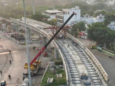 इंदौर में सड़क के बीच बिछी नर्मदा लाइन, एलिवेटेड कॉरिडोर बनाना होगा मुश्किल