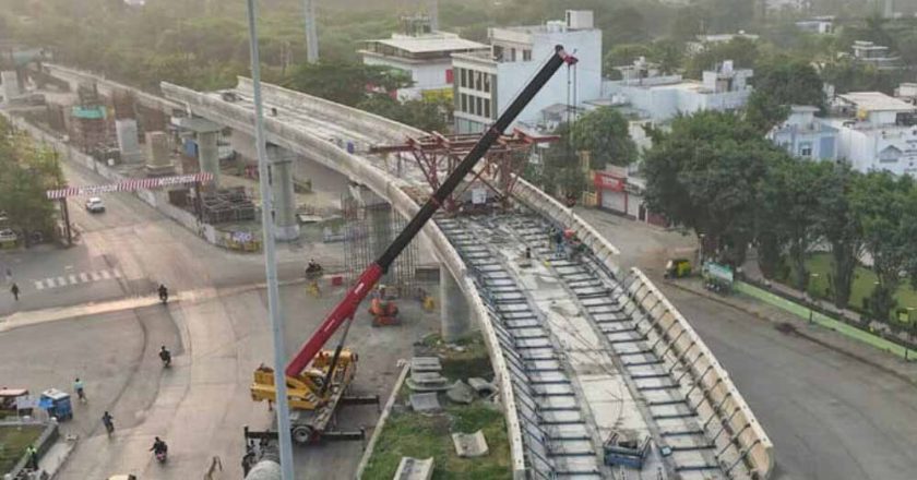 इंदौर में सड़क के बीच बिछी नर्मदा लाइन, एलिवेटेड कॉरिडोर बनाना होगा मुश्किल