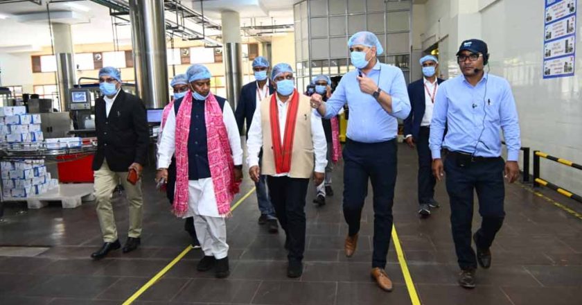 उपमुख्यमंत्री विजय शर्मा और वन मंत्री केदार कश्यप ने किया आधुनिक डेयरियों का निरीक्षण, पशुपालकों-बिहान दीदियों से संवाद